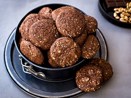 Какаови бисквити с орехи и овесени ядки - снимка на рецептата